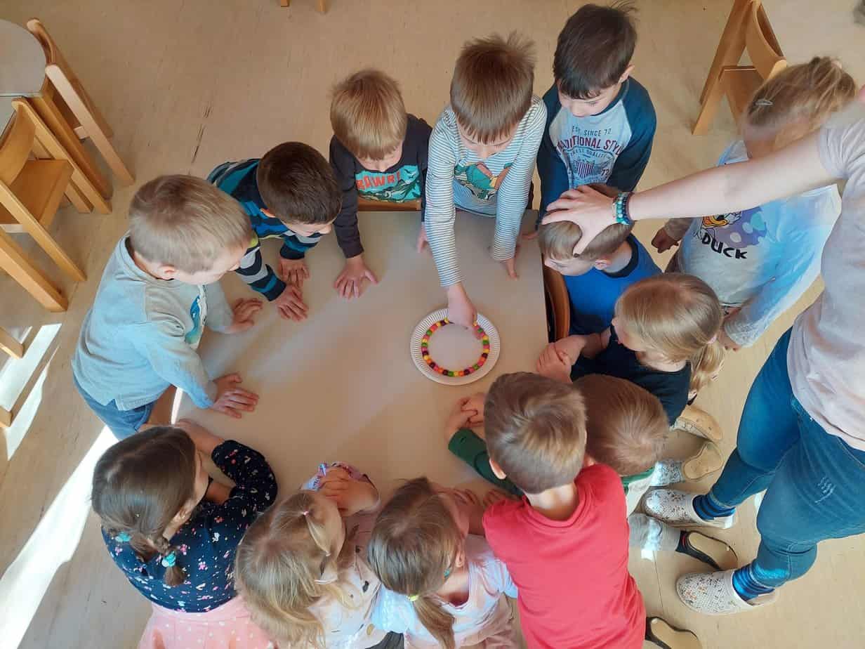 Čarovnija z oljem, jedilno barvo in šumečo tableto
