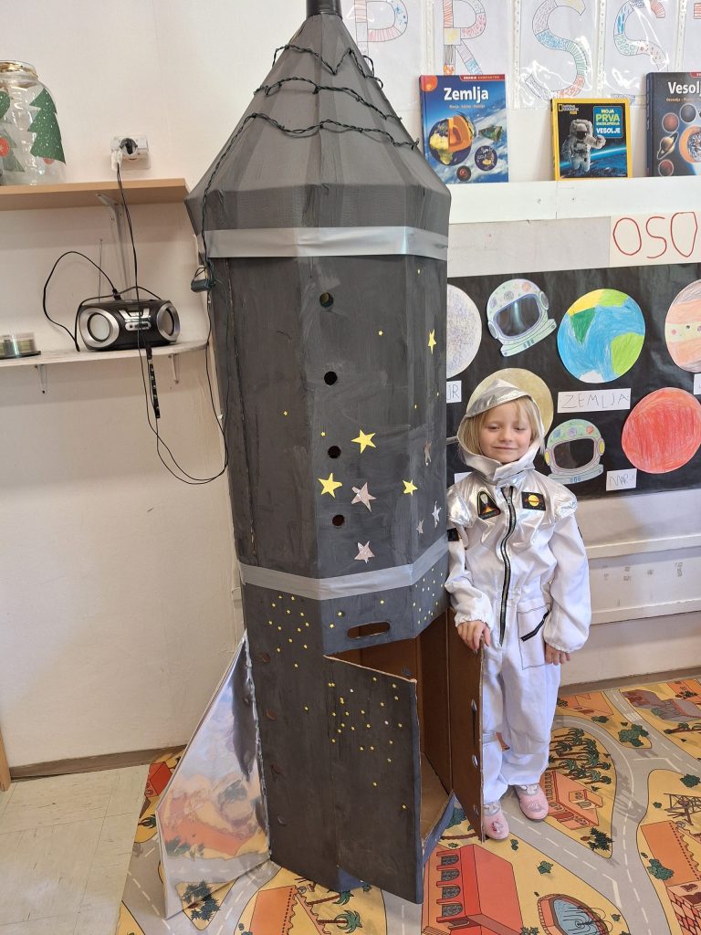 Vesoljec z raketo