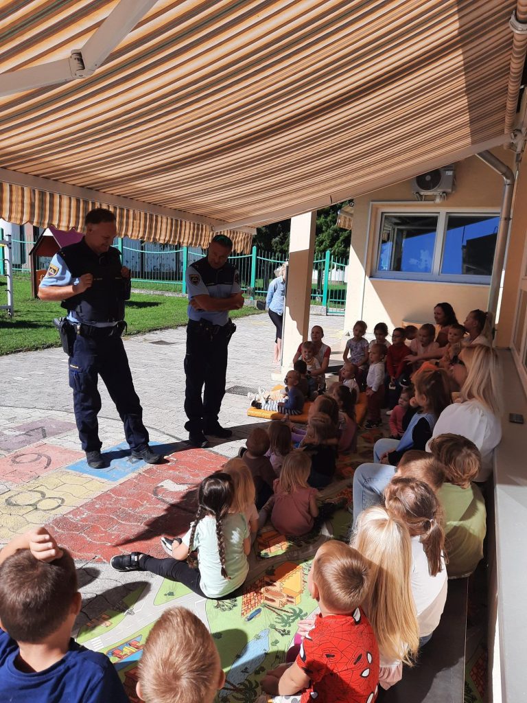 POLICISTA V VRTCU