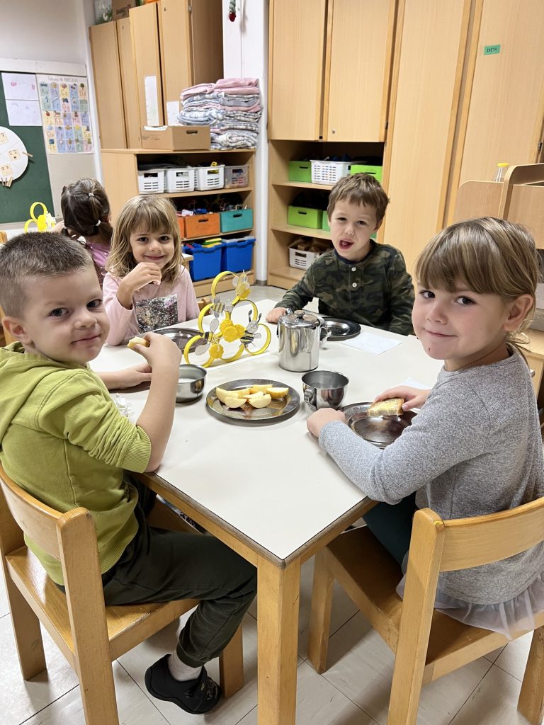 maslo, med, kruh, mleko in jabolko