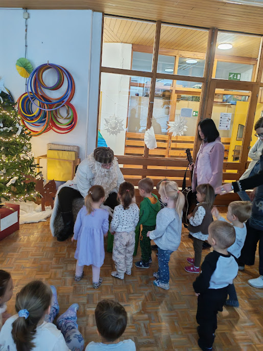 Dedek Mraz nas obdaruje