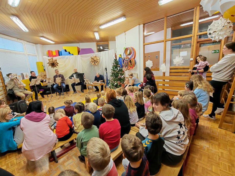 Poslušamo in prepevamo