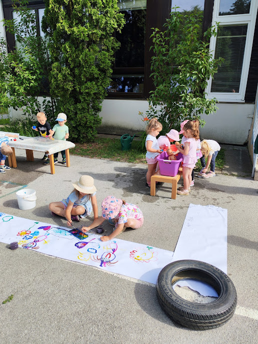 igra z vodo in barvo